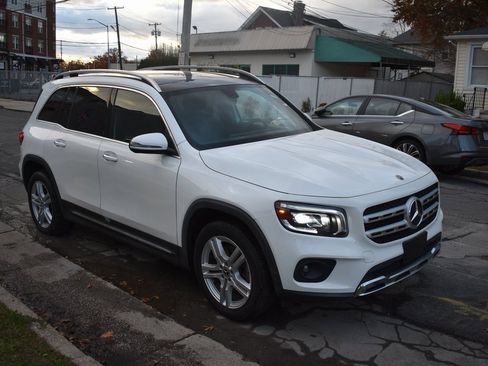 Used 2022 Mercedes-Benz GLB 250 4MATIC w/ Premium Package Lite image 4