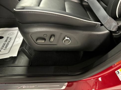 Used 2025 Buick Enclave Avenir image 13