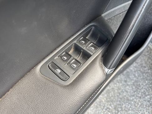 Used 2015 Volkswagen Golf SE image 25