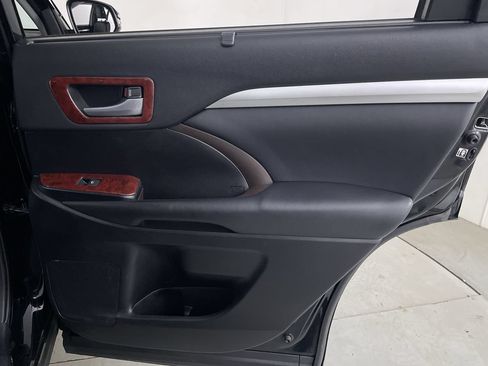 Used 2019 Toyota Highlander XLE AWD/4WD image 24