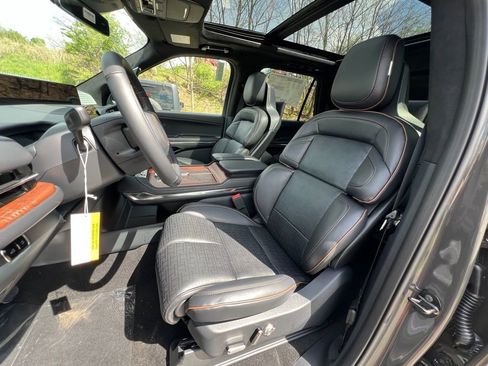 New 2025 Lincoln Navigator L Black Label AWD/4WD image 17