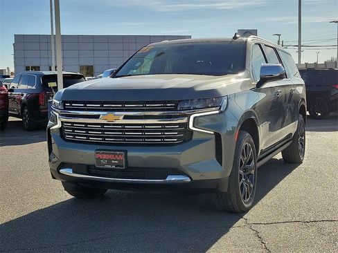 Used 2023 Chevrolet Suburban Premier image 4