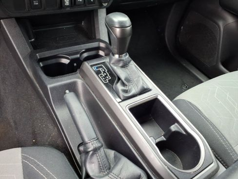 Used 2022 Toyota Tacoma TRD Off-Road AWD/4WD image 11