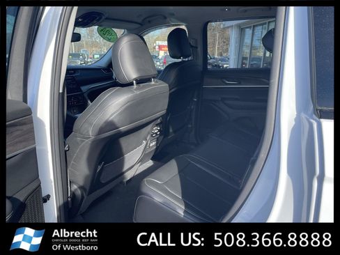 Used 2024 Jeep Grand Cherokee Limited image 11