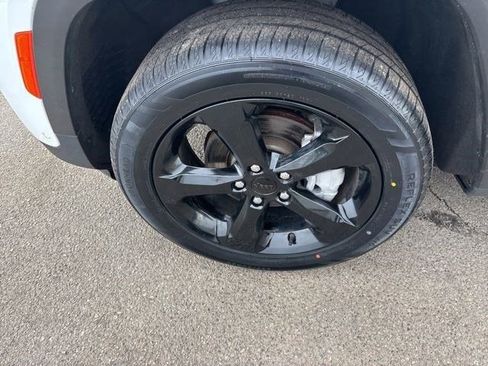 Used 2023 Jeep Grand Cherokee Limited w/ Luxury Tech Group II image 48