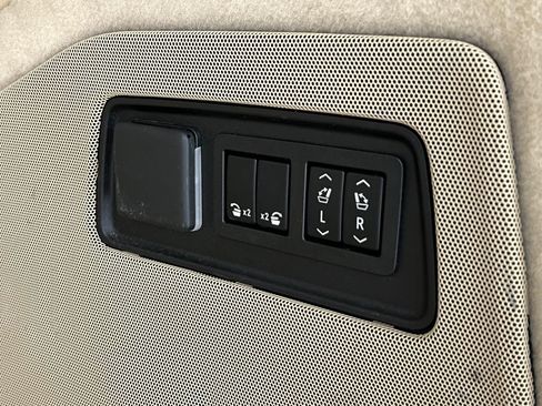 Used 2021 Cadillac Escalade Premium Luxury AWD/4WD image 30