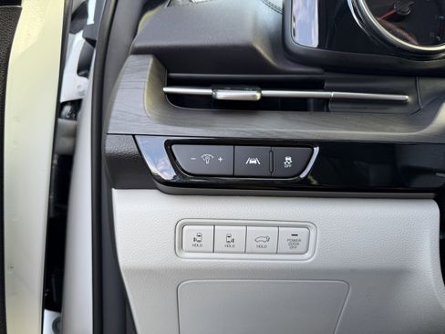 Used 2024 Kia Carnival EX image 14