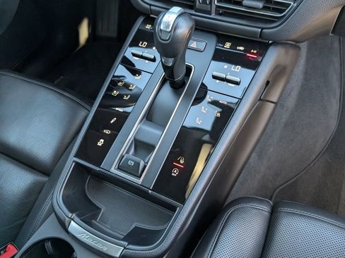 Used 2024 Porsche Macan image 16