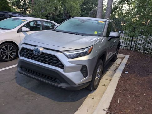 Used 2024 Toyota RAV4 XLE w/ Convenience Package image 4