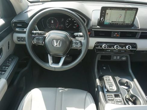 Used 2023 Honda Pilot Touring image 6