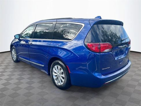 Used 2018 Chrysler Pacifica Touring-L image 8