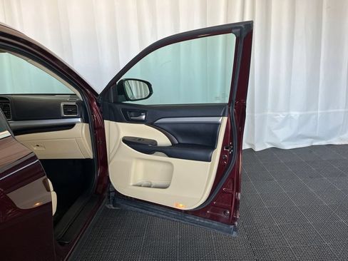Used 2019 Toyota Highlander XLE AWD/4WD image 20