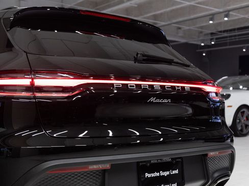 Certified 2026 Porsche Macan AWD/4WD image 32
