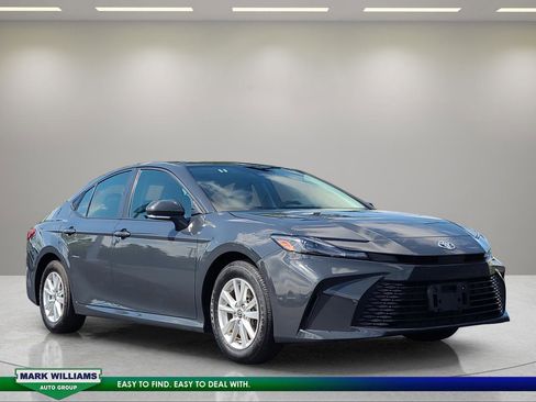Used 2025 Toyota Camry SE FWD image 1