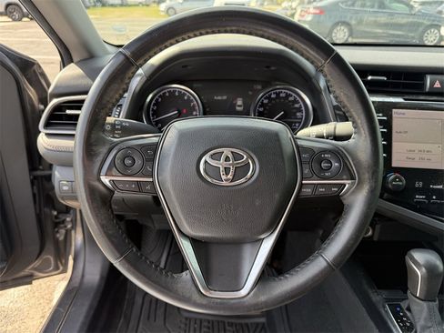 Used 2020 Toyota Camry XLE image 12