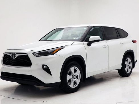 Used 2023 Toyota Highlander LE image 4