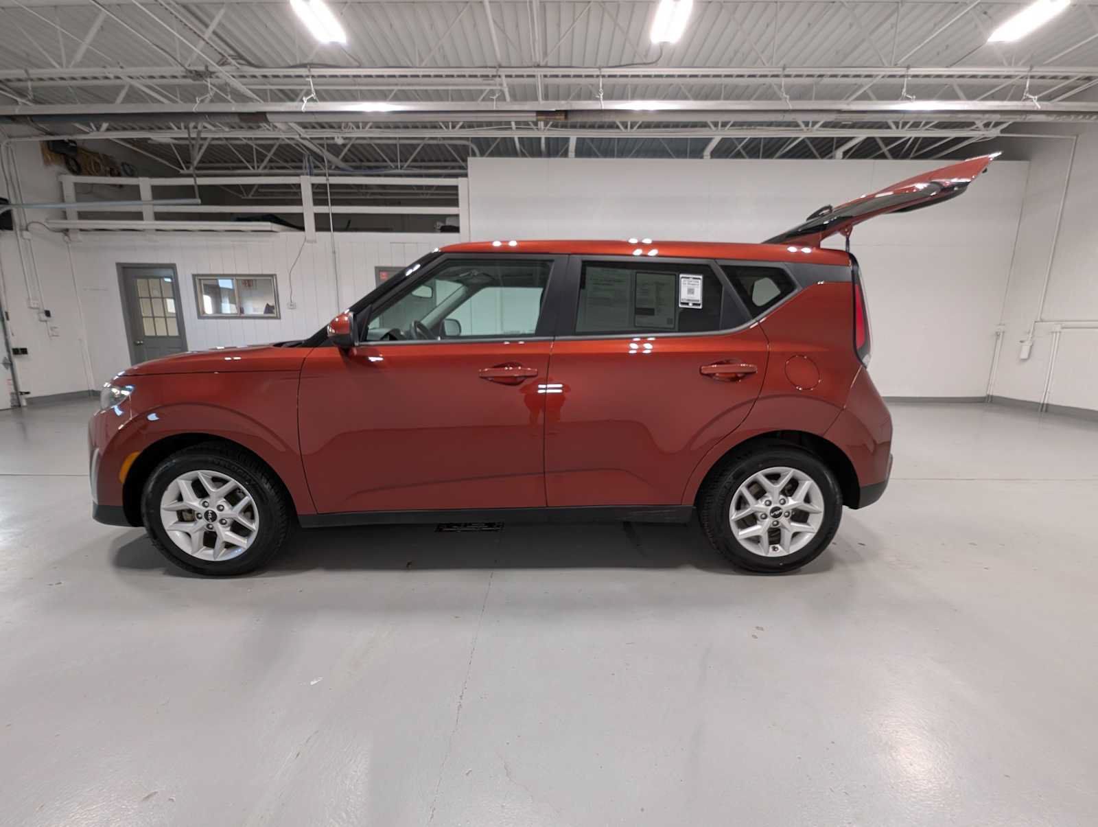 Certified 2023 Kia Soul LX w/ LX Technology Package FWD image 12