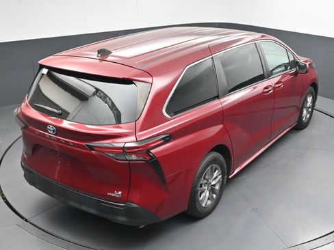 Used 2021 Toyota Sienna LE image 35