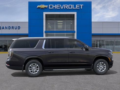 New 2026 Chevrolet Suburban LT w/ Comfort Package AWD/4WD image 5