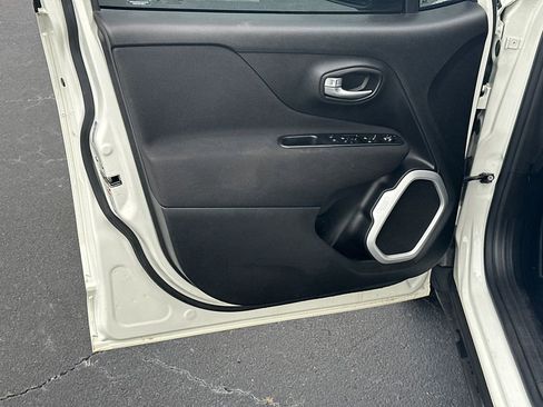 Used 2019 Jeep Renegade Latitude w/ Popular Equipment Group FWD image 10