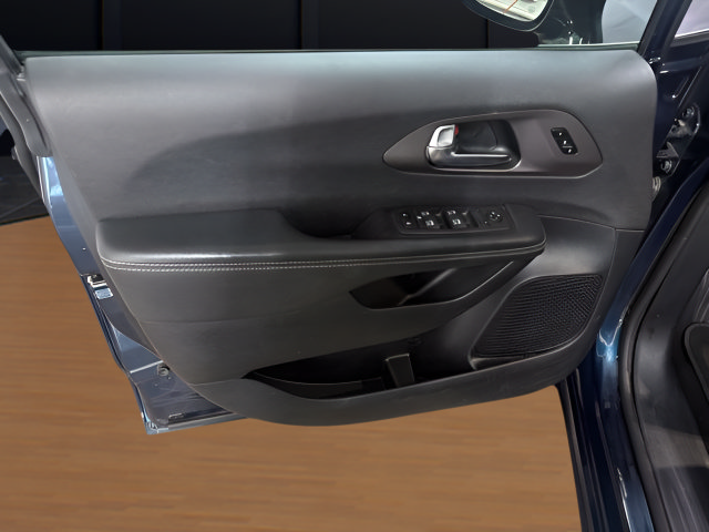 Used 2025 Chrysler Pacifica Select FWD image 10