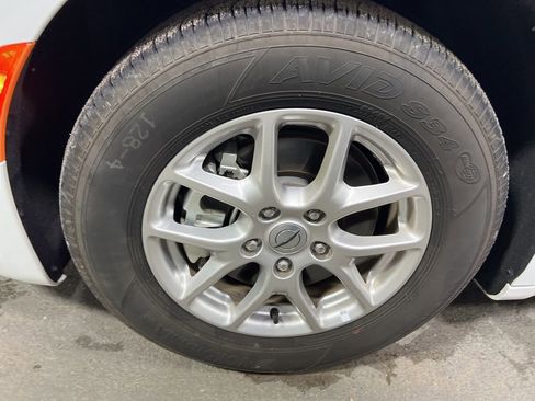 Used 2025 Chrysler Pacifica Select image 34