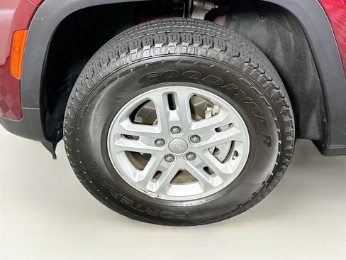 Used 2023 Jeep Grand Cherokee Laredo w/ Luxury Tech Group I image 11