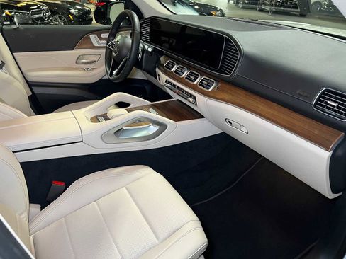 Used 2025 Mercedes-Benz GLS 450 4MATIC image 11
