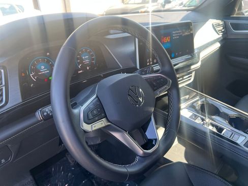 Used 2025 Volkswagen Atlas Cross Sport SE image 28