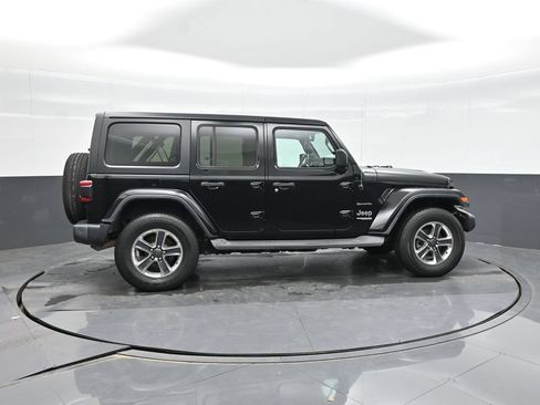 Used 2018 Jeep Wrangler Unlimited Sahara AWD/4WD image 9