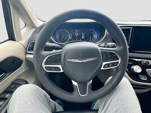 Used 2024 Chrysler Pacifica Touring-L FWD image 11