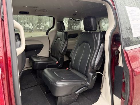Used 2020 Chrysler Pacifica Touring-L image 17