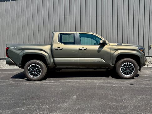 Certified 2025 Toyota Tacoma TRD Sport w/ TRD Sport Premium Package AWD/4WD image 13