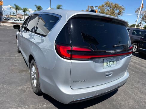Used 2024 Chrysler Pacifica Touring-L FWD image 18