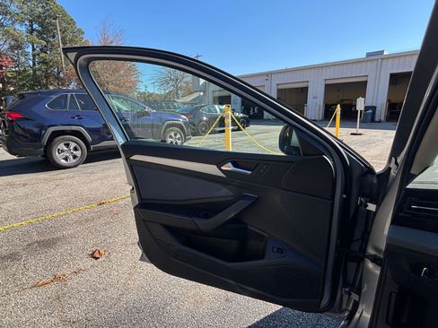 Used 2025 Volkswagen Jetta SE image 20