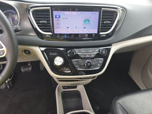 Used 2023 Chrysler Pacifica Touring-L FWD image 7