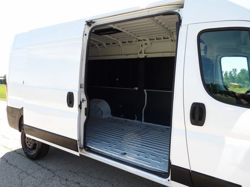 Used 2020 RAM ProMaster 2500 w/ Interior Convenience Group FWD image 14