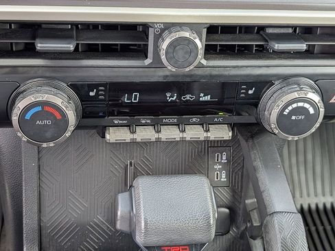 Used 2025 Toyota Tacoma TRD Off-Road AWD/4WD image 33