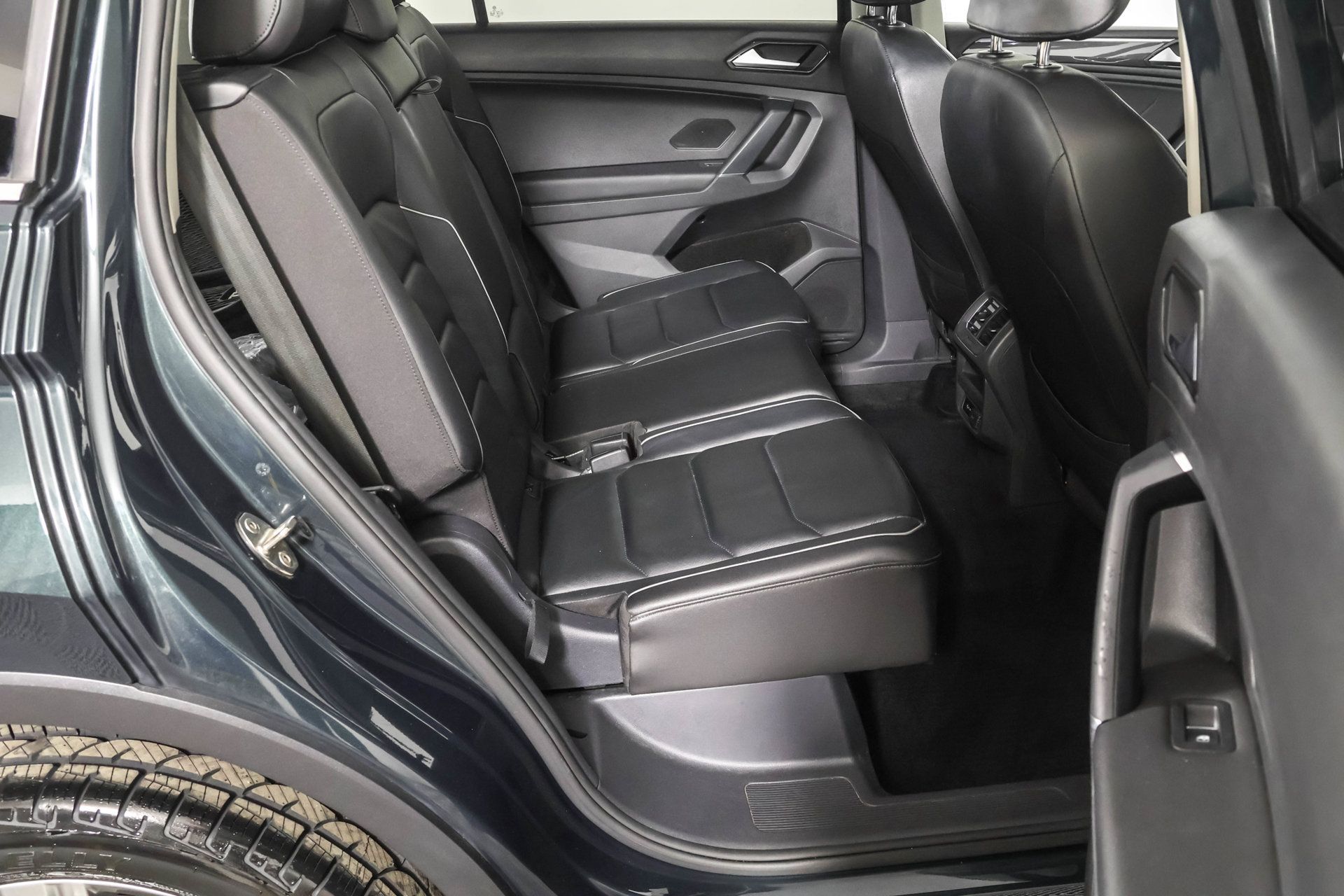 Used 2018 Volkswagen Tiguan SEL Premium AWD/4WD image 42