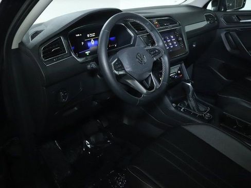 Used 2022 Volkswagen Tiguan SE w/ Panoramic Sunroof Package AWD/4WD image 18