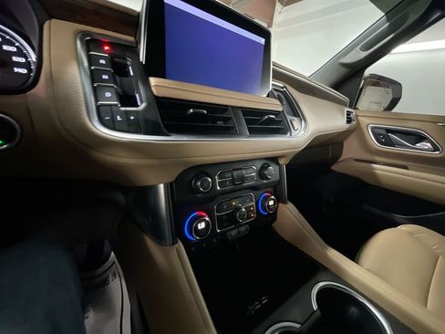 Used 2021 Chevrolet Tahoe Premier w/ Premium Package image 17