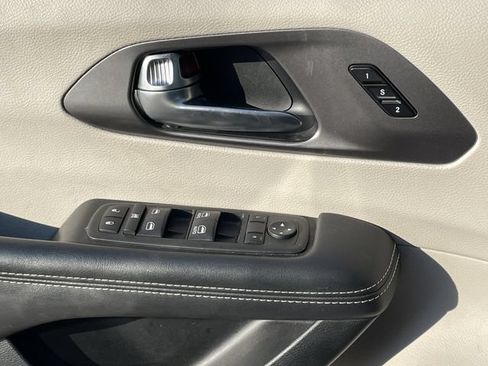 Used 2023 Chrysler Pacifica Touring-L FWD image 23