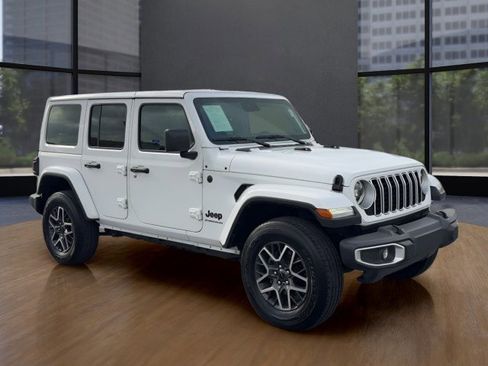 Used 2025 Jeep Wrangler Sahara image 3