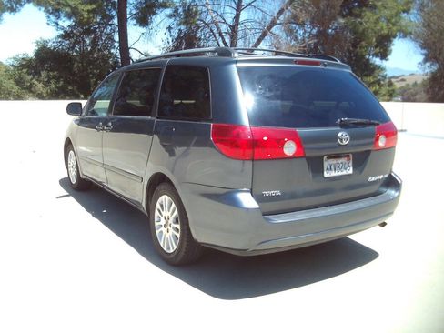 Used 2010 Toyota Sienna LE FWD image 10