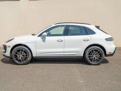 Certified 2025 Porsche Macan image 2