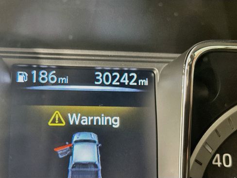 Used 2018 Nissan Titan SV w/ SV Convenience Package AWD/4WD image 19