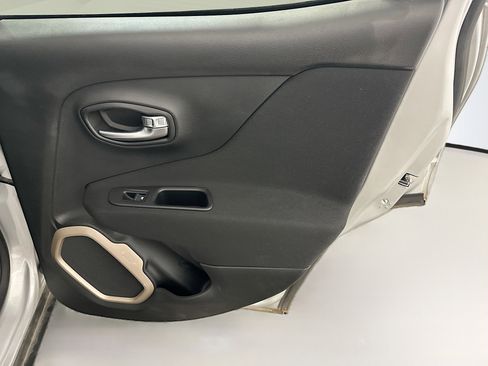 Used 2017 Jeep Renegade Latitude AWD/4WD image 31