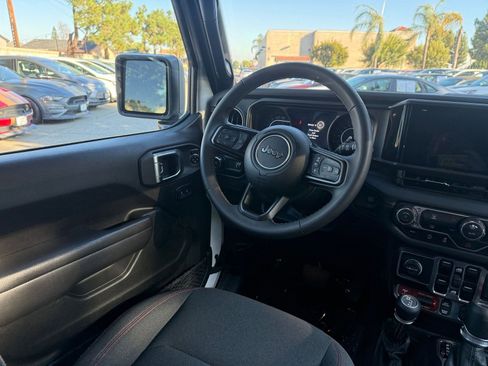 Used 2025 Jeep Wrangler Unlimited Rubicon image 30