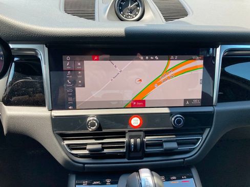 Certified 2024 Porsche Macan image 14