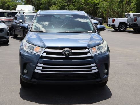 Used 2019 Toyota Highlander XLE FWD image 4